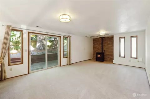 Living - 3113 108th Pl SE, Everett, WA 98208 photo 4 of 5