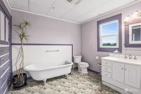 Bath - 1122 Duryea St, Raymond, WA 98577 photo 2 of 3