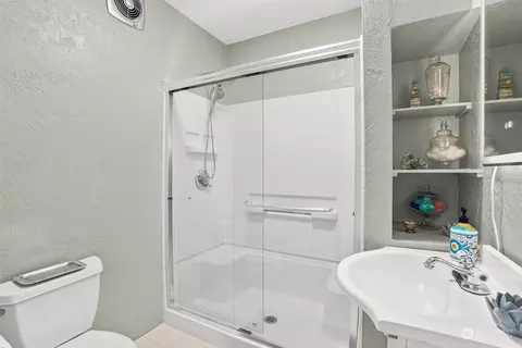 Bath - 1122 Duryea St, Raymond, WA 98577 photo 1 of 3