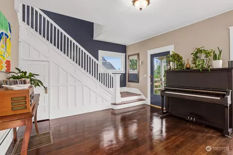 Entry Way - 1122 Duryea St, Raymond, WA 98577 photo 2 of 4