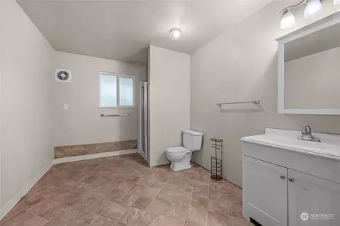 Bath - 304 214th St SW, Bothell, WA 98021 photo 3 of 3