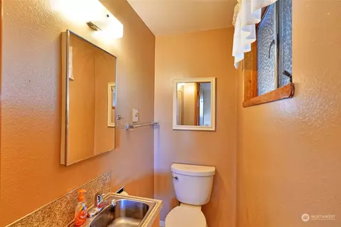 Bath - 4924 Vesper Dr, Everett, WA 98203 photo 3 of 3