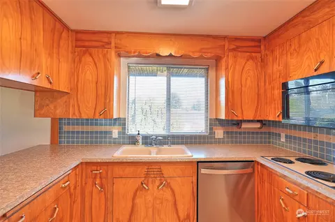 Kitchen - 4924 Vesper Dr, Everett, WA 98203 photo 3 of 4