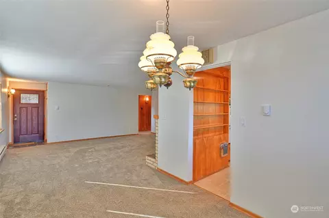 Living - 4924 Vesper Dr, Everett, WA 98203 photo 2 of 4
