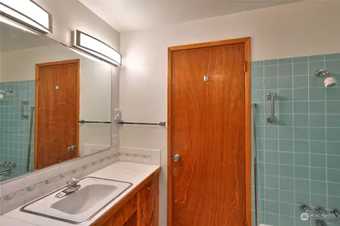 Bath - 4924 Vesper Dr, Everett, WA 98203 photo 2 of 3
