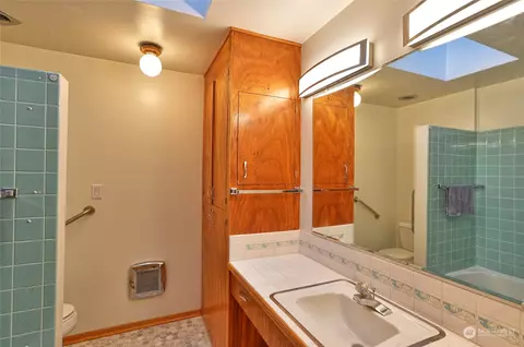 Bath - 4924 Vesper Dr, Everett, WA 98203 photo 1 of 3