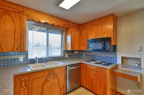 Kitchen - 4924 Vesper Dr, Everett, WA 98203 photo 2 of 4