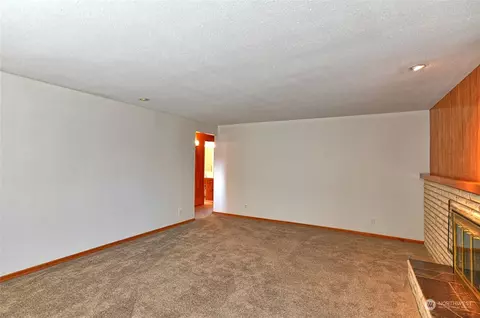Living - 4924 Vesper Dr, Everett, WA 98203 photo 3 of 4