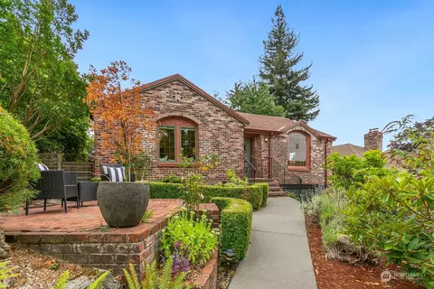4521 NE 41st St, Seattle, WA 98105