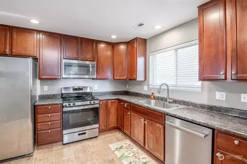 Kitchen - 20306 50th Ave E, Spanaway, WA 98387 photo 2 of 3