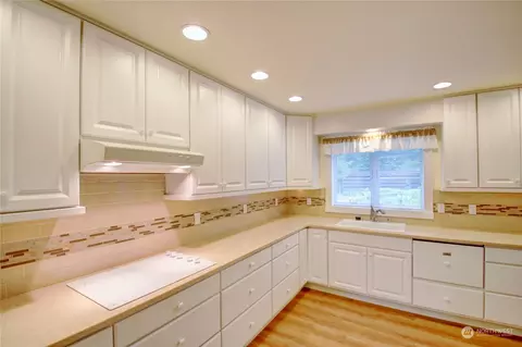 Kitchen - 16139 Toad Ln, Bow, WA 98232 photo 4 of 4