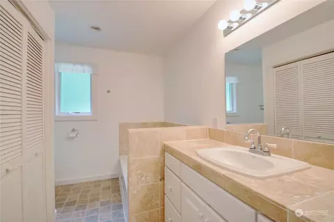 Bath - 16139 Toad Ln, Bow, WA 98232 photo 2 of 3
