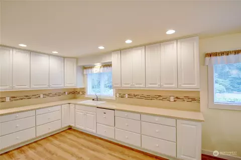 Kitchen - 16139 Toad Ln, Bow, WA 98232 photo 3 of 4