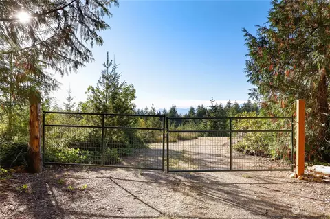 83 Wayne Rd W, Seabeck, WA 98380