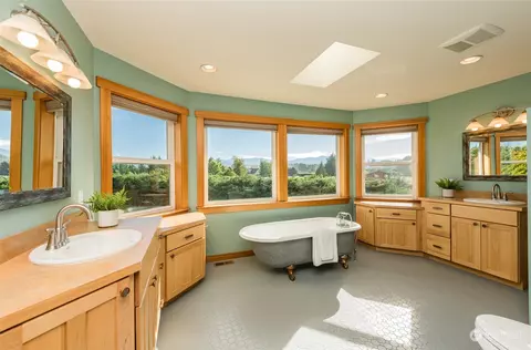 Bath - 754 Jamestown Rd, Sequim, WA 98382 photo 3 of 4