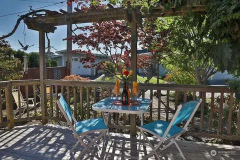 5779 Menlo Beach Ln, Freeland, WA 98249