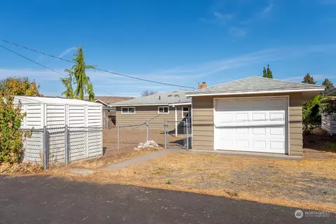 Exterior - 26 Crest Dr, Ephrata, WA 98823 photo 4 of 5