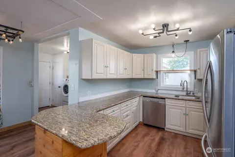 Kitchen - 26 Crest Dr, Ephrata, WA 98823 photo 2 of 3