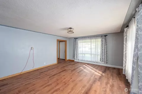 Living - 26 Crest Dr, Ephrata, WA 98823 photo 2 of 2