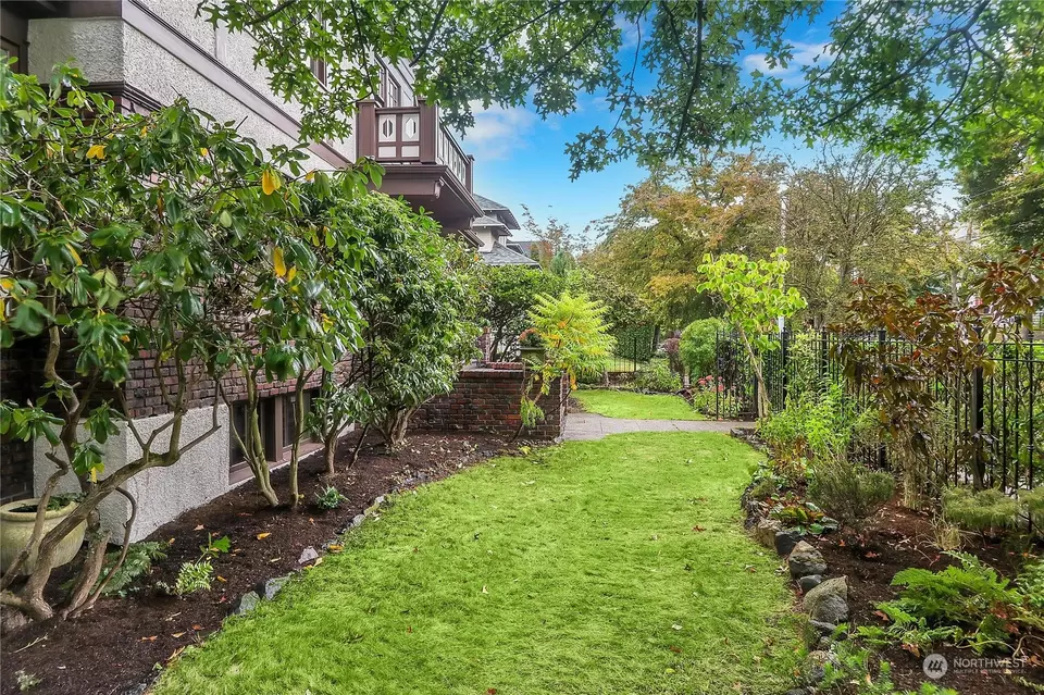 Exterior - 2507 10th Ave W, Seattle, WA 98119 photo 8 of 10