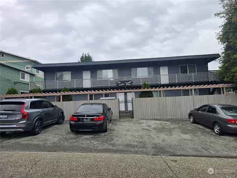 940 N 103rd St, Seattle, WA 98133