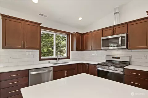 9536 Holly Dr, Everett, WA 98204 photo 5
