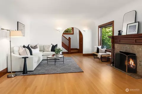 2011 E Crescent Dr, Seattle, WA 98112 photo 6