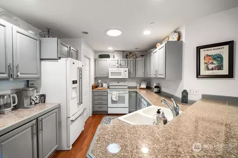 Kitchen - 321 E Soderberg Rd #B4, Allyn, WA 98524 photo 2 of 4
