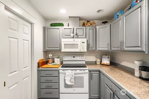 Kitchen - 321 E Soderberg Rd #B4, Allyn, WA 98524 photo 4 of 4