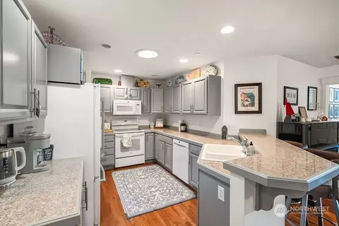 Kitchen - 321 E Soderberg Rd #B4, Allyn, WA 98524 photo 1 of 4