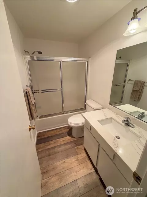 Bath - 172 Lovers Ln #B201, Eastsound, WA 98245 photo 1 of 2