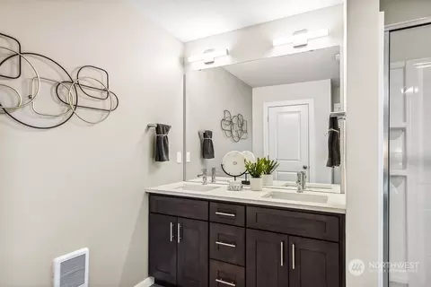 Bath - 9594 7th Ave SE, Everett, WA 98208 photo 2 of 5