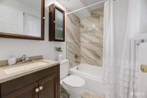 Bath - 525 222 St SW, Bothell, WA 98021 photo 2 of 3