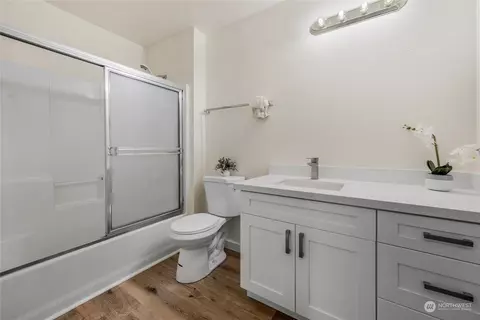 Bath - 1825 Walnut St #B, Everett, WA 98201 photo 2 of 2