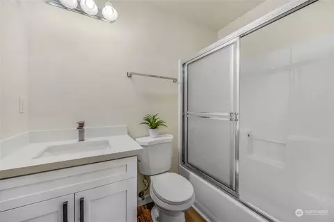 Bath - 1825 Walnut St #B, Everett, WA 98201 photo 1 of 2