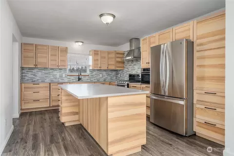 Kitchen - 19125 Orting Kapowsin Hwy E, Orting, WA 98360 photo 1 of 2