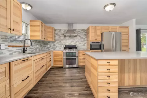 Kitchen - 19125 Orting Kapowsin Hwy E, Orting, WA 98360 photo 2 of 2