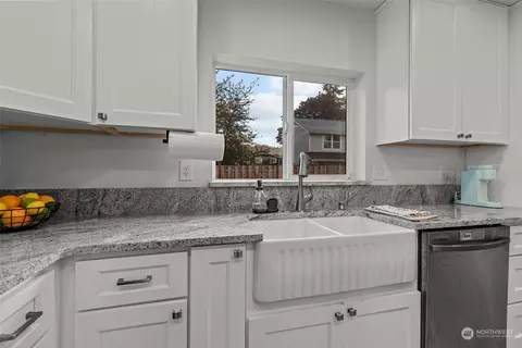 Kitchen - 604 Harman Way S, Orting, WA 98360 photo 4 of 4