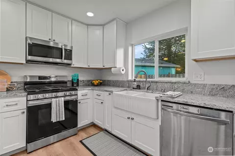 Kitchen - 604 Harman Way S, Orting, WA 98360 photo 2 of 4