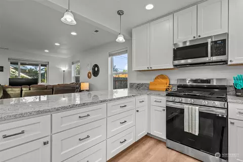 Kitchen - 604 Harman Way S, Orting, WA 98360 photo 3 of 4