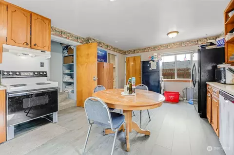 Kitchen - 2305 Baker Ave, Everett, WA 98201 photo 2 of 5