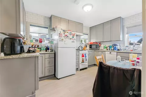 Kitchen - 2305 Baker Ave, Everett, WA 98201 photo 5 of 5