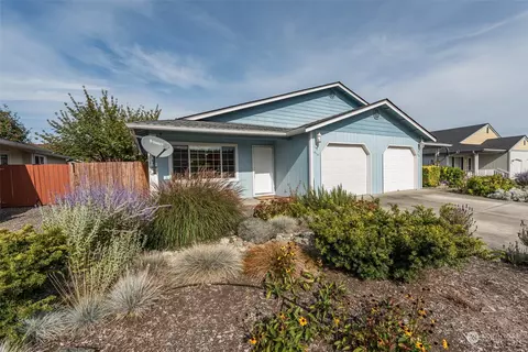 818 E Washington Pl, Sequim, WA 98382