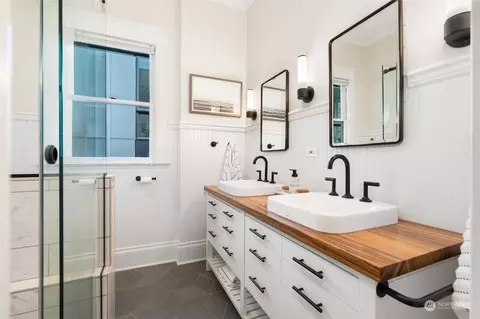 Bath - 426 10th Ave E, Seattle, WA 98102 photo 1 of 3