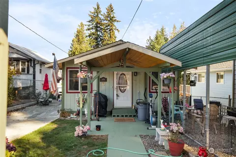 2779 E 2nd St, Port Orchard, WA 98366