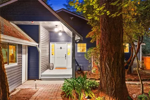 10705 SE 29th St, Beaux Arts Village, WA 98004