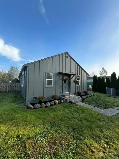 Exterior - 1005 Lane Pl #A, Everett, WA 98203 photo 3 of 5