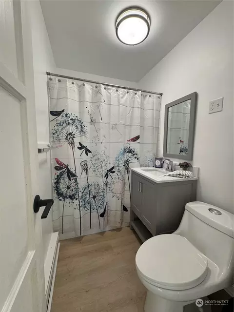 Bath - 1005 Lane Pl #A, Everett, WA 98203 photo 1 of 1