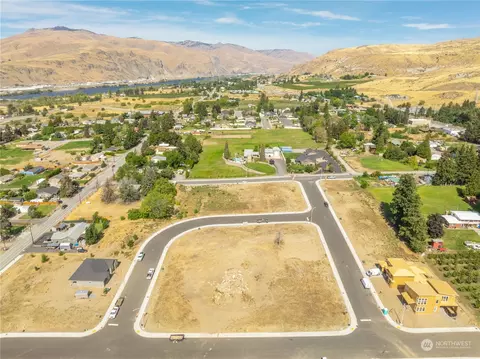 3234 NW Chadwick Loop, East Wenatchee, WA 98802