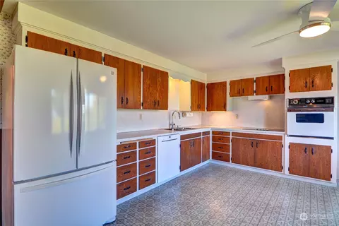 Kitchen - 8931 Cascadia Ave, Everett, WA 98208 photo 2 of 2